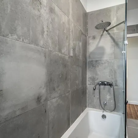 Apartment T2 With Ac And Patio Near Av Da Liberdade Lisbon
