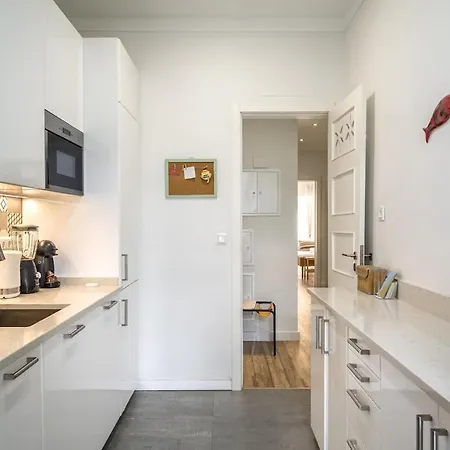 T2 With Ac And Patio Near Av Da Liberdade Lisbon